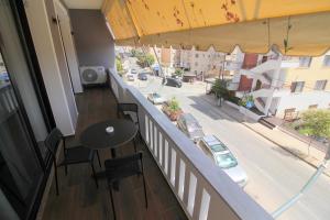 サランダにあるVeseli Luxury Apartmentsの通りの景色を望むバルコニー(テーブル付)