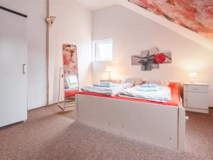 ein Schlafzimmer mit einem Bett und einem Spiegel in der Unterkunft Holiday Home Angelino by Interhome in Dobra