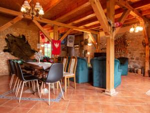 ein Esszimmer mit Tisch und Stühlen in der Unterkunft Holiday Home Angelino by Interhome in Dobra