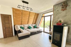 un soggiorno con divano e camino di Dream Cottage a Paltin Altre 7 foto