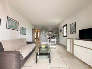 un salon avec un canapé et une table dans l'établissement Luxurious 3 Rooms, Pool, Bnbrickeys, à Beausoleil