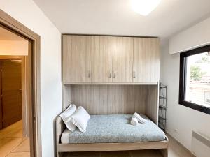 - une chambre avec un lit et des placards en bois dans l'établissement Luxurious 3 Rooms, Pool, Bnbrickeys, à Beausoleil