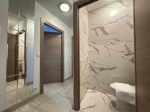 une salle de bain avec WC et douche à l'italienne dans l'établissement Luxurious 3 Rooms, Pool, Bnbrickeys, à Beausoleil 8 autres photos