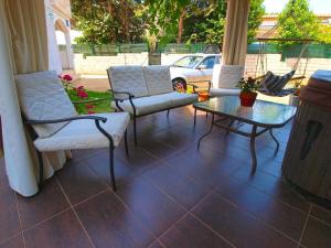 un patio con sillas, una mesa y un sofá en Ferienwohnung für 8 Personen ca 110 qm in Fažana, Istrien Istrische Riviera, en Fažana