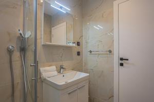 Photo de la galerie de l'établissement Apartments Ivan, à Baška Voda