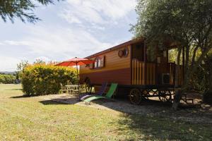 Vonkajšia záhrada v ubytovaní Roulotte chez Manon en Luberon