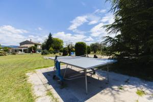 Stolný tenis v ubytovaní Roulotte chez Manon en Luberon alebo v jeho okolí