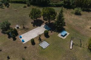 Bazén v ubytovaní Roulotte chez Manon en Luberon alebo v jeho blízkosti