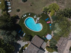 Bazén v ubytovaní Roulotte chez Manon en Luberon alebo v jeho blízkosti