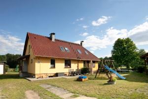 AlthüttendorfにあるFerienhaus Engert mit Holzofensaunaの滑り台付き家