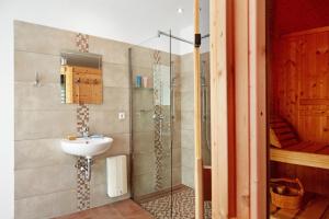 AlthüttendorfにあるFerienhaus Engert mit Holzofensaunaの洗面台とシャワー付きのバスルーム +17枚の写真