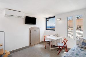 Μια τηλεόραση ή/και κέντρο ψυχαγωγίας στο Seaview Flat Old Town Sanremo