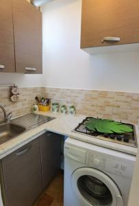 カターニアにあるLuxury Sisters House "Il Porticciolo"のキッチン(洗濯機、シンク付)
