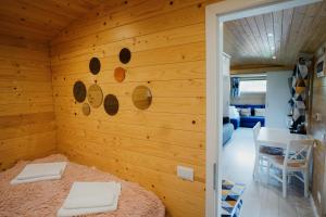 Postel nebo postele na pokoji v ubytování La Casuta din Ciocanesti Art