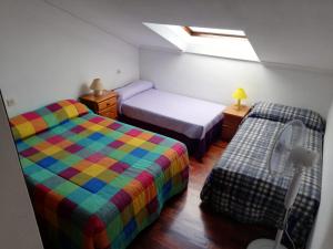 En eller flere senge i et værelse på Apartamento en la playa ideal para grupos + 31 billeder