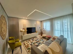 Μια τηλεόραση ή/και κέντρο ψυχαγωγίας στο Cobertura exclusiva duplex com vista incrível da praia de Porto das Dunas