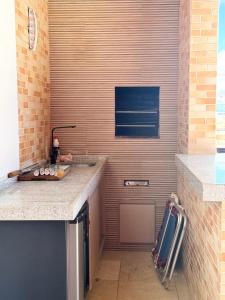 Η κουζίνα ή μικρή κουζίνα στο Cobertura exclusiva duplex com vista incrível da praia de Porto das Dunas