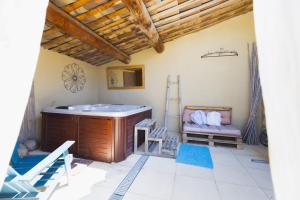 Zdjęcie z galerii obiektu Chambre d'hôtes - B&B - Fleur de coton chez Manon en Luberon w mieście Lagnes