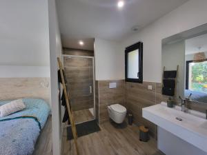 Koupelna v ubytování Gîte Le Ka-Marrant 4 Etoiles - LES PUJOLS - ARIEGE