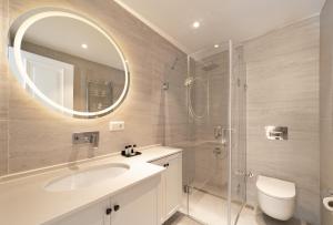 Koupelna v ubytování Vucino Suites + 31 fotografií