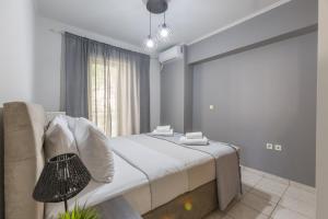 Postel nebo postele na pokoji v ubytování Raise Piraeus Harbor Flats