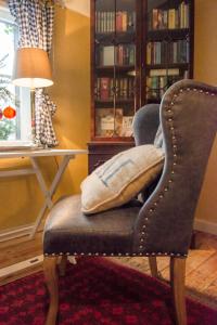 ein Stuhl mit einem Kissen darauf in einem Zimmer in der Unterkunft Altes Forstamt im Teutoburger Wald-Fewo Hofgarten in Altenbeken