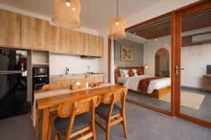 Η κουζίνα ή μικρή κουζίνα στο Bila De Ubud Villas