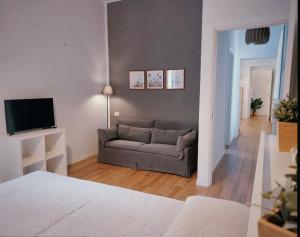 un soggiorno con un divano e una televisione di Le Casette a La Spezia