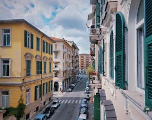 una vista di una strada cittadina con edifici e automobili di Le Casette a La Spezia