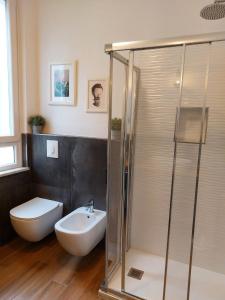 un bagno con doccia, WC e lavandino di Le Casette a La Spezia Altre 13 foto