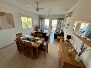 Posezení v ubytování Beautiful 2 Bed Apartment in Peyia Valley, Paphos