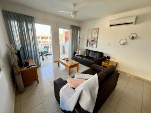 Posezení v ubytování Beautiful 2 Bed Apartment in Peyia Valley, Paphos