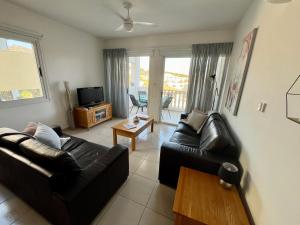 TV a/nebo společenská místnost v ubytování Beautiful 2 Bed Apartment in Peyia Valley, Paphos
