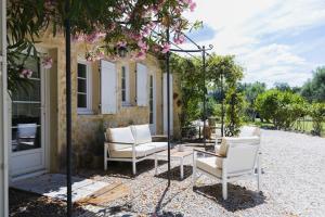 kilka krzeseł i stół na patio w obiekcie Gîte Petit Luberon chez Manon en Luberon - Vacation rental in guest house w mieście Lagnes