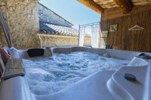 jacuzzi z śniegiem na górze w obiekcie Gîte Petit Luberon chez Manon en Luberon - Vacation rental in guest house w mieście Lagnes +31 zdjęć