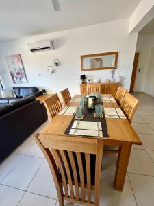 Posezení v ubytování Beautiful 2 Bed Apartment in Peyia Valley, Paphos