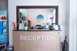 una reception in una stanza con specchio di Residence Marconi Mare a Rimini Altre 56 foto