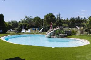 Basen w obiekcie Gîte Petit Luberon chez Manon en Luberon - Vacation rental in guest house lub w pobliżu