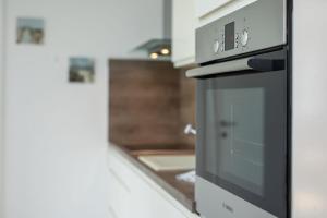 Il comprend une cuisine équipée d'un four et de plaques de cuisson. dans l'établissement Ferienwohnung für 5 Personen ca 60 qm in Uvala Soline, Kvarner Bucht Krk, à Soline 14 autres photos