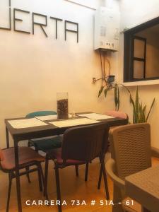 a dining room with a table and chairs at A 5 minutos del aeropuerto in Bogotá