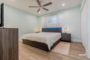 Postel nebo postele na pokoji v ubytování Book Gulf Of America & Emerald Coast Escape