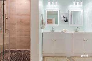 Koupelna v ubytování Book Gulf Of America & Emerald Coast Escape + 15 fotografií