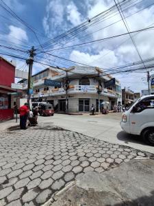una calle de la ciudad con un coche blanco aparcado en la calle en La Tía, en Jalapa