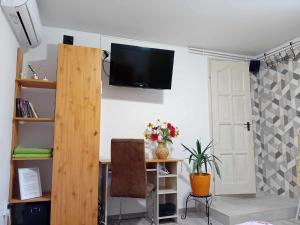 un soggiorno con TV a parete di Edi apartman a Vecsés