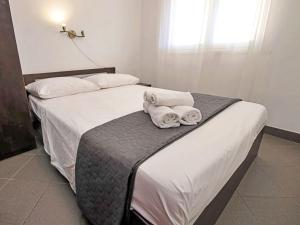 pokój hotelowy z łóżkiem z ręcznikami w obiekcie Apartment Snježana-5 by Interhome w mieście Zavalatica +15 zdjęć