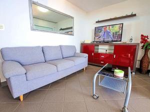 salon z kanapą i telewizorem w obiekcie Apartment Snježana-5 by Interhome w mieście Zavalatica