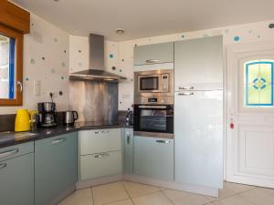 Una cocina con gabinetes blancos y un microondas. en Holiday Home Rivage by Interhome, en Trégastel
