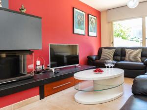 Televisyen dan/atau pusat hiburan di Holiday Home Mas Arbos-2 by Interhome +26 gambar