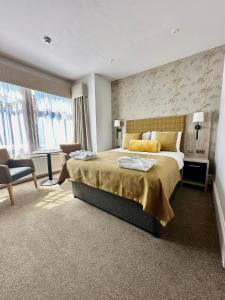 费利克斯托Hotel Coco的一间带大床和大窗户的卧室