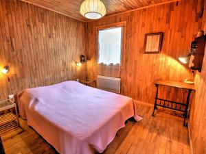 a bedroom with a bed and a window at Chalet cosy à Morzine, proche navettes, avec garage, terrasse et équipements complets - FR-1-524-13 in Morzine